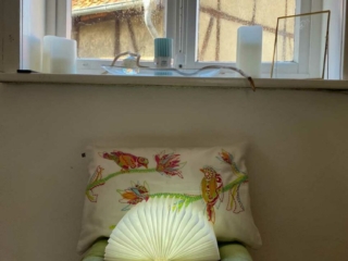 schlafen-im-keinekunstladen-hocker-fenster